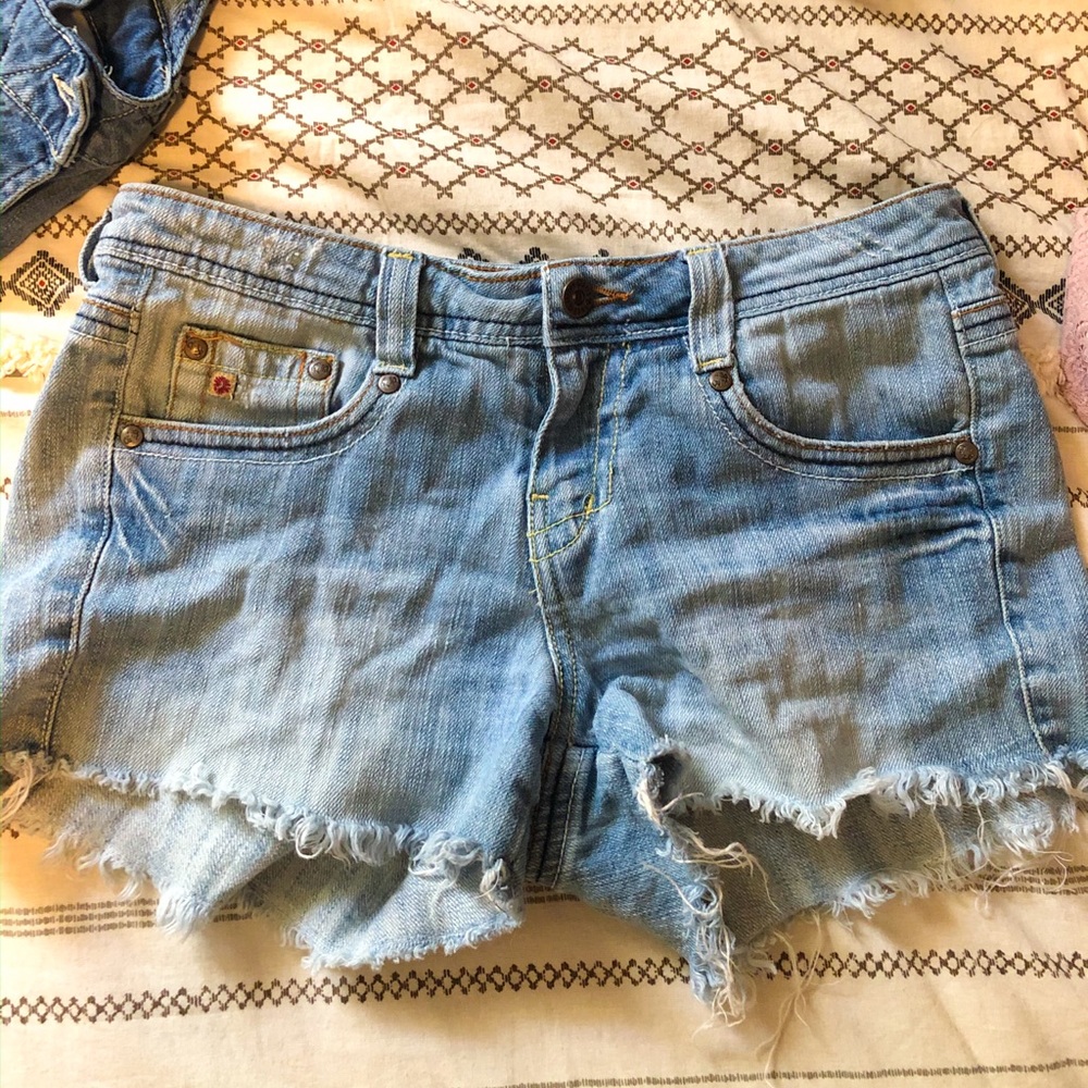 Light wash jean shorts!!